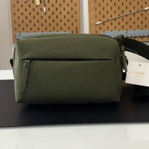 NWT Fossil Men’s Weston Sling Bag, Olive, Travel, Commuter, MSRP $150.00